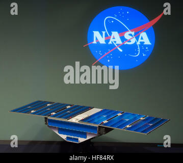 Un modello del ciclone Sistema globale di navigazione via satellite (CYGNSS) è visto in un briefing sulla missione CYGNSS, giovedì, 10 novembre 2016 alle sedi della NASA a Washington. La missione CYGNSS è prevista per il lancio nel mese di dicembre 2016 e utilizzare otto micro-satelliti per misurare la velocità del vento sulla terra gli oceani, aumentando la capacità di scienziati per capire e predire uragani. Aubrey Gemignani) Foto Stock