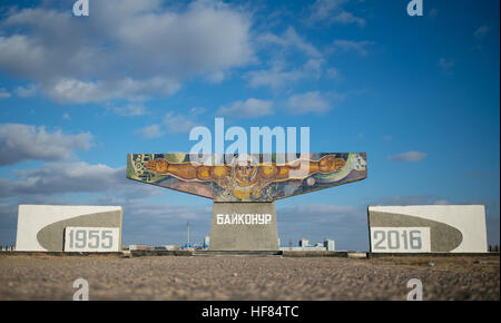 Un segno di mosaico accoglie i visitatori è visto al di fuori della città di Baikonur, Kazakistan, domenica, nov. 13, 2016. L'astronauta della NASA Peggy Whitson, cosmonauta russo Oleg Novitskiy di Roscosmos e l'astronauta dell'ESA Thomas Pesquet verrà lanciato dal cosmodromo di Baikonur in Kazakistan la mattina di novembre 18 (tempo kazako.) Tutti e tre si spendono circa sei mesi sul complesso orbitale. Foto Stock