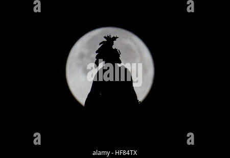 La Statua della Libertà in cima all'U.S. Capitol Dome è visto in silouette di fronte alla luna o supermoon, lunedì, nov. 14, 2016 a Washington. Un supermoon si verifica quando la Luna in orbita è più vicina (perigeo) a massa. Inizio lunedì mattina, la luna era il più vicino è stato a massa dal 1948 ed è apparso il 30 percento più luminoso e il 14 percento più grande della media mensile di luna piena. Foto Stock