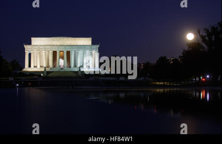 La luna o supermoon, è visto come si imposta dal Lincoln Memorial il lunedì, nov. 14, 2016 a Washington. Un supermoon si verifica quando la Luna in orbita è più vicina (perigeo) a massa. Inizio lunedì mattina, la luna era il più vicino è stato a massa dal 1948 ed è apparso il 30 percento più luminoso e il 14 percento più grande della media mensile di luna piena. Foto Stock