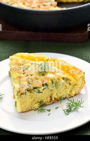 Frittata con erbe aromatiche, formaggi e zucchine. Prima colazione Foto Stock