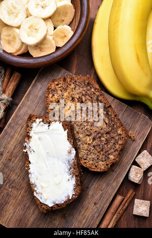 Il burro su fette di pane alla banana Foto Stock