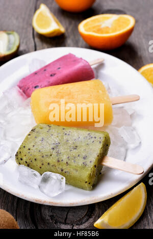 Popsicles da kiwi, frozen yogurt, arancio, mirtillo Foto Stock