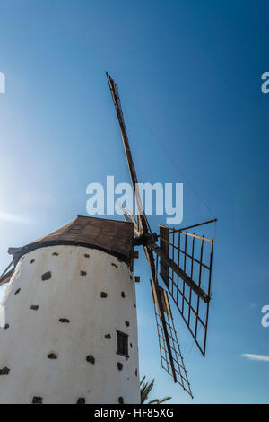 Il mulino a vento, El Cotillo, Fuerteventura, Isole Canarie Foto Stock