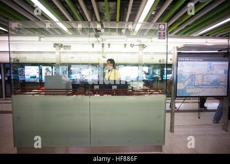 Hong Kong, Hong Kong. 27 Dic, 2016. Centinaia di fan di MTR prendere il primo programma treno passeggeri dell'Isola Sud linea dal Sud Horizon stazione a stazione di Admiralty il giorno stesso per il funzionamento della linea. L'intero viaggio dura 11 minuti. L'isola del sud linea mira a rilievo la congestione del traffico il problema dell'Aberdeen tunnel durante le ore di punta. Il 28 dicembre 2016 © Alda Tsang/Pacific Press/Alamy Live News Foto Stock