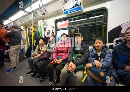 Hong Kong, Hong Kong. 27 Dic, 2016. Centinaia di fan di MTR prendere il primo programma treno passeggeri dell'Isola Sud linea dal Sud Horizon stazione a stazione di Admiralty il giorno stesso per il funzionamento della linea. L'intero viaggio dura 11 minuti. L'isola del sud linea mira a rilievo la congestione del traffico il problema dell'Aberdeen tunnel durante le ore di punta. Il 28 dicembre 2016 © Alda Tsang/Pacific Press/Alamy Live News Foto Stock