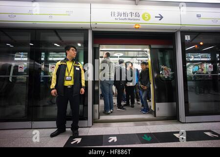 Hong Kong, Hong Kong. 27 Dic, 2016. Centinaia di fan di MTR prendere il primo programma treno passeggeri dell'Isola Sud linea dal Sud Horizon stazione a stazione di Admiralty il giorno stesso per il funzionamento della linea. L'intero viaggio dura 11 minuti. L'isola del sud linea mira a rilievo la congestione del traffico il problema dell'Aberdeen tunnel durante le ore di punta. Il 28 dicembre 2016 © Alda Tsang/Pacific Press/Alamy Live News Foto Stock