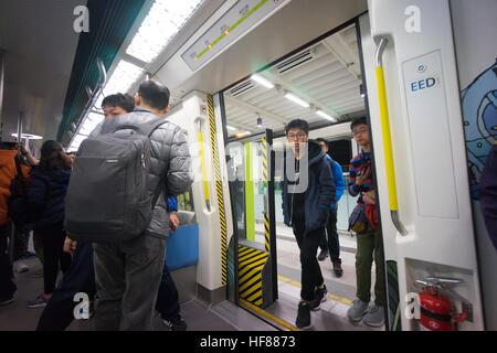 Hong Kong, Hong Kong. 27 Dic, 2016. Centinaia di fan di MTR prendere il primo programma treno passeggeri dell'Isola Sud linea dal Sud Horizon stazione a stazione di Admiralty il giorno stesso per il funzionamento della linea. L'intero viaggio dura 11 minuti. L'isola del sud linea mira a rilievo la congestione del traffico il problema dell'Aberdeen tunnel durante le ore di punta. Il 28 dicembre 2016 © Alda Tsang/Pacific Press/Alamy Live News Foto Stock