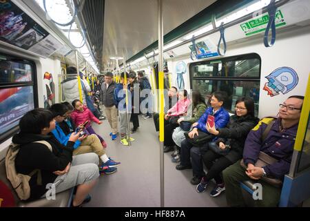 Hong Kong, Hong Kong. 27 Dic, 2016. Centinaia di fan di MTR prendere il primo programma treno passeggeri dell'Isola Sud linea dal Sud Horizon stazione a stazione di Admiralty il giorno stesso per il funzionamento della linea. L'intero viaggio dura 11 minuti. L'isola del sud linea mira a rilievo la congestione del traffico il problema dell'Aberdeen tunnel durante le ore di punta. Il 28 dicembre 2016 © Alda Tsang/Pacific Press/Alamy Live News Foto Stock