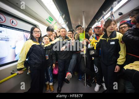 Hong Kong, Hong Kong. 27 Dic, 2016. Passeggeri celebrare come il primo treno passeggeri del sud dell'isola la linea di partenza. Centinaia di fan di MTR prendere il primo programma treno passeggeri dell'Isola Sud linea dal Sud Horizon stazione a stazione di Admiralty il giorno stesso per il funzionamento della linea. L'intero viaggio dura 11 minuti. L'isola del sud linea mira a rilievo la congestione del traffico il problema dell'Aberdeen tunnel durante le ore di punta. Il 28 dicembre 2016 © Alda Tsang/Pacific Press/Alamy Live News Foto Stock