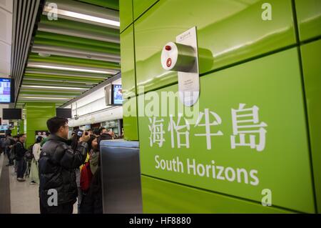 Hong Kong, Hong Kong. 27 Dic, 2016. Centinaia di fan di MTR prendere il primo programma treno passeggeri dell'Isola Sud linea dal Sud Horizon stazione a stazione di Admiralty il giorno stesso per il funzionamento della linea. L'intero viaggio dura 11 minuti. L'isola del sud linea mira a rilievo la congestione del traffico il problema dell'Aberdeen tunnel durante le ore di punta. Il 28 dicembre 2016 © Alda Tsang/Pacific Press/Alamy Live News Foto Stock