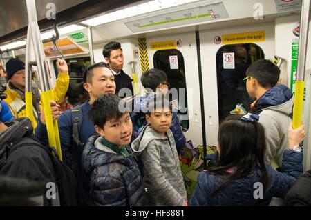 Hong Kong, Hong Kong. 27 Dic, 2016. Centinaia di fan di MTR prendere il primo programma treno passeggeri dell'Isola Sud linea dal Sud Horizon stazione a stazione di Admiralty il giorno stesso per il funzionamento della linea. L'intero viaggio dura 11 minuti. L'isola del sud linea mira a rilievo la congestione del traffico il problema dell'Aberdeen tunnel durante le ore di punta. Il 28 dicembre 2016 © Alda Tsang/Pacific Press/Alamy Live News Foto Stock