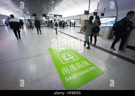 Hong Kong, Hong Kong. 27 Dic, 2016. Centinaia di fan di MTR prendere il primo programma treno passeggeri dell'Isola Sud linea dal Sud Horizon stazione a stazione di Admiralty il giorno stesso per il funzionamento della linea. L'intero viaggio dura 11 minuti. L'isola del sud linea mira a rilievo la congestione del traffico il problema dell'Aberdeen tunnel durante le ore di punta. Il 28 dicembre 2016 © Alda Tsang/Pacific Press/Alamy Live News Foto Stock