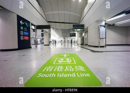 Hong Kong, Hong Kong. 27 Dic, 2016. Centinaia di fan di MTR prendere il primo programma treno passeggeri dell'Isola Sud linea dal Sud Horizon stazione a stazione di Admiralty il giorno stesso per il funzionamento della linea. L'intero viaggio dura 11 minuti. L'isola del sud linea mira a rilievo la congestione del traffico il problema dell'Aberdeen tunnel durante le ore di punta. Il 28 dicembre 2016 © Alda Tsang/Pacific Press/Alamy Live News Foto Stock