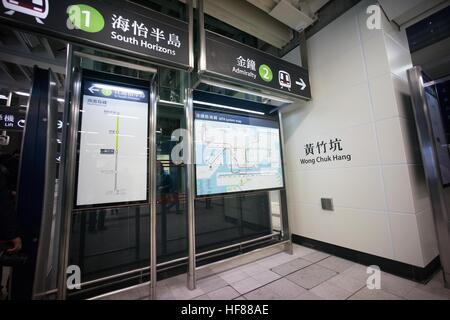 Hong Kong, Hong Kong. 27 Dic, 2016. Centinaia di fan di MTR prendere il primo programma treno passeggeri dell'Isola Sud linea dal Sud Horizon stazione a stazione di Admiralty il giorno stesso per il funzionamento della linea. L'intero viaggio dura 11 minuti. L'isola del sud linea mira a rilievo la congestione del traffico il problema dell'Aberdeen tunnel durante le ore di punta. Il 28 dicembre 2016 © Alda Tsang/Pacific Press/Alamy Live News Foto Stock