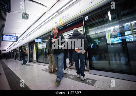 Hong Kong, Hong Kong. 27 Dic, 2016. Centinaia di fan di MTR prendere il primo programma treno passeggeri dell'Isola Sud linea dal Sud Horizon stazione a stazione di Admiralty il giorno stesso per il funzionamento della linea. L'intero viaggio dura 11 minuti. L'isola del sud linea mira a rilievo la congestione del traffico il problema dell'Aberdeen tunnel durante le ore di punta. Il 28 dicembre 2016 © Alda Tsang/Pacific Press/Alamy Live News Foto Stock