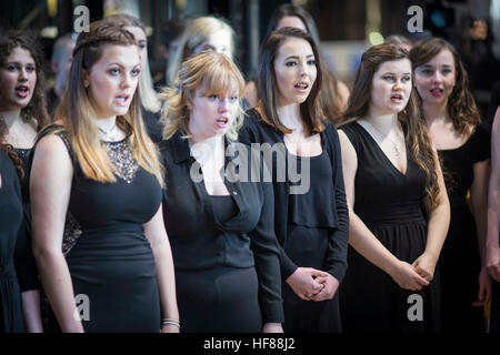 Interno della Cattedrale di Manchester durante un servizio. Chetham della Scuola di Musica coro canta Foto Stock