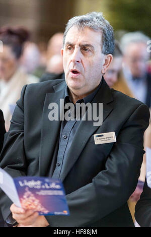 Interno della Cattedrale di Manchester durante un servizio. Presentatore Radio Eamonn O'Neal Foto Stock