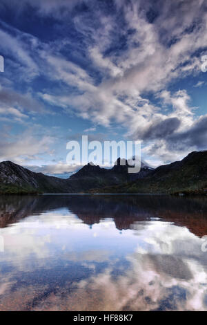 Il Cloud riflessioni nel lago colomba Foto Stock