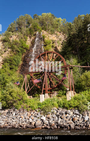 La cascata e ruota di acqua in Idaho Springs Colorado accanto alla I-70 Freeway. Foto Stock