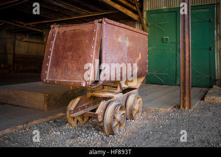 Vecchio arrugginito minerale carrello Foto Stock