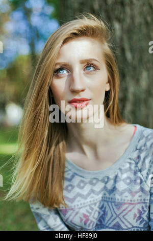 Ritratto di una giovane ragazza con gli occhi blu Foto Stock