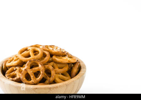 Pretzel nel recipiente isolato su sfondo bianco.copyspace Foto Stock