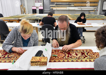 I dipendenti sono attualmente al lavoro per la ricostruzione di un montaggio a parete per la camera da letto di agosto II il Forte nel castello di Dresda in officina di produzione tessile al Burg Giebichenstein Università di Arte e Design di Halle in Halle/Saale, Germania, 24 novembre 2016. Oggi la tradizionale produzione tessile, che ha reso Gobelin arazzi e tappeti in GDR, è un percorso educativo e sito di ricerca per i campi di studio di pittura e arti tessili, così come il design tessile, e come tale è unico in Germania. A fianco di istruzione, la struttura dispone anche di due pilastri finanziari: texti Foto Stock