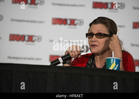 Toronto, Ontario, Canada. 25 Ago, 2013. Carrie Fisher muore all'età 60, raffigurato è Carrie Fisher che frequentano una ventola Expo di Toronto nel 2013. © Baden Roth/ZUMA filo/Alamy Live News Foto Stock