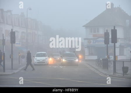 Londra, Regno Unito. Il 28 dicembre 2016. Pesante velatura nel nord di Londra. Credito: Matteo Chattle/Alamy Live News Foto Stock