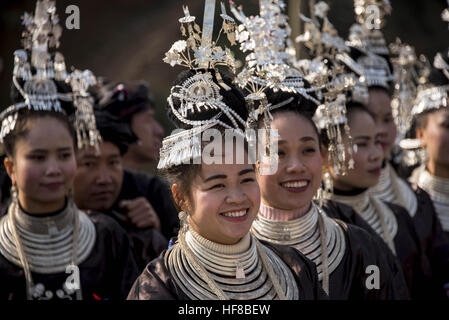 Congjiang, Cina. 27 Dic, 2016. Più di duemila persone di minoranze etniche frequentare la zampogna strumento a fiato a giocare la concorrenza in Congjiang, a sud-ovest della Cina di Guizhou, Dicembre 27th, 2016. Si tratta di una tradizione locale per tenere zampogna strumento a fiato a giocare la concorrenza, celebrando la vendemmia e il prossimo anno nuovo. © SIPA Asia/ZUMA filo/Alamy Live News Foto Stock