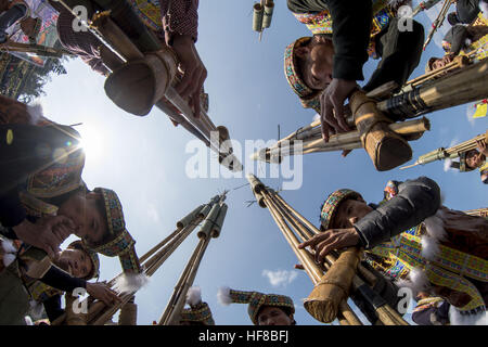 Congjiang, Cina. 27 Dic, 2016. Più di duemila persone di minoranze etniche frequentare la zampogna strumento a fiato a giocare la concorrenza in Congjiang, a sud-ovest della Cina di Guizhou, Dicembre 27th, 2016. Si tratta di una tradizione locale per tenere zampogna strumento a fiato a giocare la concorrenza, celebrando la vendemmia e il prossimo anno nuovo. © SIPA Asia/ZUMA filo/Alamy Live News Foto Stock