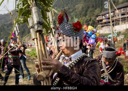 Congjiang, Cina. 27 Dic, 2016. Più di duemila persone di minoranze etniche frequentare la zampogna strumento a fiato a giocare la concorrenza in Congjiang, a sud-ovest della Cina di Guizhou, Dicembre 27th, 2016. Si tratta di una tradizione locale per tenere zampogna strumento a fiato a giocare la concorrenza, celebrando la vendemmia e il prossimo anno nuovo. © SIPA Asia/ZUMA filo/Alamy Live News Foto Stock