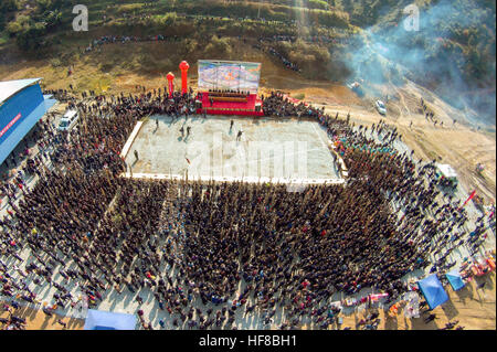 Congjiang, Cina. 27 Dic, 2016. Più di duemila persone di minoranze etniche frequentare la zampogna strumento a fiato a giocare la concorrenza in Congjiang, a sud-ovest della Cina di Guizhou, Dicembre 27th, 2016. Si tratta di una tradizione locale per tenere zampogna strumento a fiato a giocare la concorrenza, celebrando la vendemmia e il prossimo anno nuovo. © SIPA Asia/ZUMA filo/Alamy Live News Foto Stock