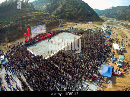 Congjiang, Cina. 27 Dic, 2016. Più di duemila persone di minoranze etniche frequentare la zampogna strumento a fiato a giocare la concorrenza in Congjiang, a sud-ovest della Cina di Guizhou, Dicembre 27th, 2016. Si tratta di una tradizione locale per tenere zampogna strumento a fiato a giocare la concorrenza, celebrando la vendemmia e il prossimo anno nuovo. © SIPA Asia/ZUMA filo/Alamy Live News Foto Stock