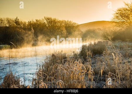 Aberystwyth Wales UK, mercoledì 28 dicembre 2016 UK Meteo: e gelido freddo mattino in Aberystwyth, dopo una chiara notte con temperature immergersi ben al di sotto dello zero. Il sole illumina il whisps di nebbia in aumento dopo il fiume Rheidol alla prima luce Credito: keith morris/Alamy Live News Foto Stock