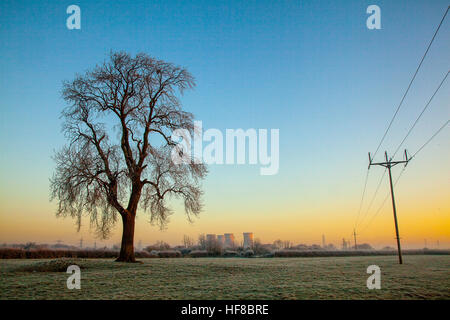 Repton, Derbyshire, Regno Unito. Regno Unito Meteo. Il 28 dicembre, 2016. -3.5C freddo gelido e nebbioso. Willington Power Station e il villaggio di Repton casa della famosa scuola e vicino al fiume Trento si risveglia per la più fredda mattina finora questo inverno. Credito: MediaWorldImages/AlamyLiveNews. Foto Stock