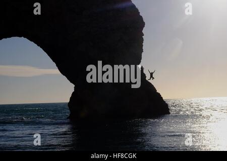 Porta di Durdle, Dorset, Regno Unito. Il 28 dicembre 2016. Un nuotatore salta fuori porta di Durdle come la costa del Dorset si crogiola al sole e unseasonably tempo caldo. Credito: Tom Corban/Alamy Live News Foto Stock