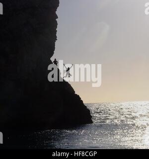 Porta di Durdle, Dorset, Regno Unito. Il 28 dicembre 2016. Un nuotatore salta fuori porta di Durdle come la costa del Dorset si crogiola al sole e unseasonably tempo caldo. Credito: Tom Corban/Alamy Live News Foto Stock