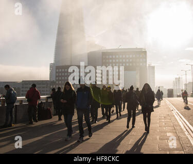 Londra, Regno Unito 28 dicembre 2016. Il drifting e nebbia bassa cloud rende per un giorno di luce magica nel centro di Londra. Il grattacielo Shard sembrava particolarmente drammatica come persone cross London Bridge. © Patricia Phillips/ Alamy Live news Foto Stock