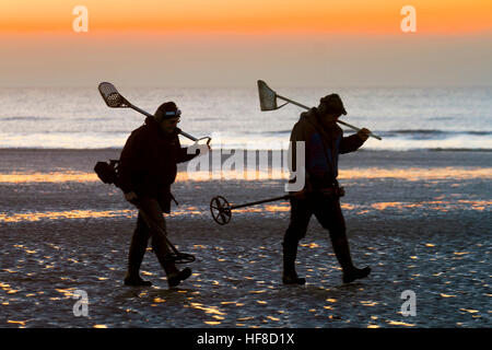 Blackpool, Regno Unito. 28 dic 2016. Due uomini detectorists metallo, stagliano sulla riva caccia al tesoro lungo il fronte mare sulla spiaggia di Blackpool North Shore. © Cernan Elias/Alamy Live News Foto Stock