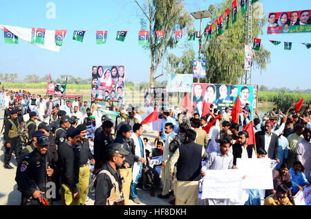 Il pakistan. 28 dicembre, 2016. Grandi numeri di governo locale dipendenti attesa manifestazione di protesta per la regolarizzazione per i loro posti di lavoro fuori casa Naundero Mercoledì, Dicembre 28, 2016. © Asianet-Pakistan/Alamy Live News Foto Stock