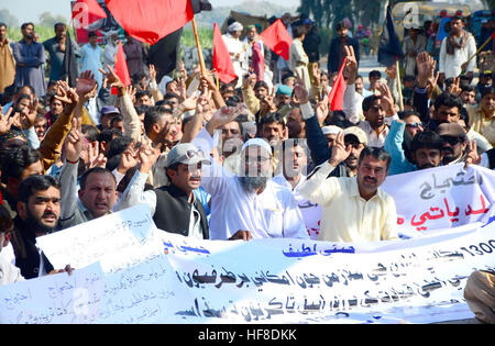 Il pakistan. 28 dicembre, 2016. Grandi numeri di governo locale dipendenti attesa manifestazione di protesta per la regolarizzazione per i loro posti di lavoro fuori casa Naundero Mercoledì, Dicembre 28, 2016. © Asianet-Pakistan/Alamy Live News Foto Stock