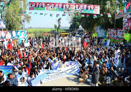 Il pakistan. 28 dicembre, 2016. Grandi numeri di governo locale dipendenti attesa manifestazione di protesta per la regolarizzazione per i loro posti di lavoro fuori casa Naundero Mercoledì, Dicembre 28, 2016. © Asianet-Pakistan/Alamy Live News Foto Stock