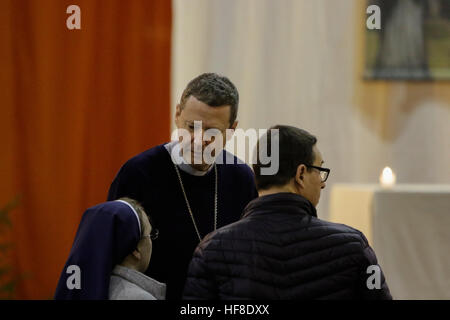La Lettonia Riga. Il 28 dicembre 2016. Alain de Raemy (al centro), il vescovo della diocesi Cattolica Romana di Saint-Die in Francia, parla con una suora e un sacerdote precedendo la preghiera della sera. 15.000 pellegrini provenienti da Europa e al di là di assemblati nella Riga in Lettonia per l annuale incontro europeo dei giovani della comunità di Taizé themed 'un pellegrinaggio di fiducia sulla terra ". La comunità di Taizé è un cristiano interconfessionale ordine monastico dalla Francia. Credito: Michael Debets/Alamy Live News Foto Stock
