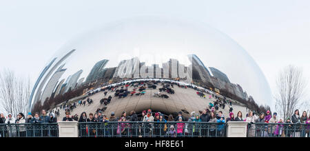 Chicago, Stati Uniti d'America. Il 28 dicembre 2016. Unseasonably caldo inverno meteo fa risaltare i turisti sulle loro vacanze vacanze come essi visitano il Cloud Gate, conosciuto localmente come 'Il fagiolo', un iconico scultura downtown dall artista Anish Kapoor. © Stephen Chung / Alamy Live News Foto Stock