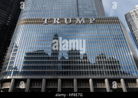 Chicago, Stati Uniti d'America. Il 28 dicembre 2016. Trump Tower nel centro di Chicago è osservata in seguito presidente-eletto Donald Trump's annuncio che egli rinuncia a tutti i collegamenti con la sua proprietà delle imprese in vista del suo prossimo mese. © Stephen Chung / Alamy Live News Foto Stock