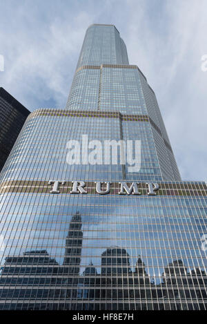 Chicago, Stati Uniti d'America. Il 28 dicembre 2016. Trump Tower nel centro di Chicago è osservata in seguito presidente-eletto Donald Trump's annuncio che egli rinuncia a tutti i collegamenti con la sua proprietà delle imprese in vista del suo prossimo mese. © Stephen Chung / Alamy Live News Foto Stock