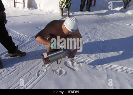 Heihe, Heihe, Cina. 27 Dic, 2016. Heihe, CINA-Dicembre 27 2016: (solo uso editoriale. Cina OUT).Un uomo si versa acqua calda nella bottiglia in Heihe, a nord-est della Cina di Provincia di Heilongjiang, Dicembre 27th, 2016. L'acqua calda diventa immediatamente congelati non appena l'uomo spray in aria, guardando come frecce di ghiaccio. I membri dell'inverno squadra di nuoto nuotare nel congelamento di acqua ogni giorno e provare un sacco di sport invernali. © SIPA Asia/ZUMA filo/Alamy Live News Foto Stock