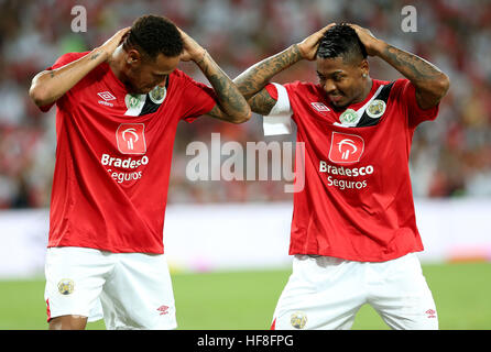 (161229) -- RIO DE JANEIRO, Dic 29, 2016 (Xinhua) -- Marinho (R) celebra per il suo obiettivo con il compagno di squadra Neymar durante il 2016 stelle carità corrisponde al Maracana Stadium di Rio de Janeiro, Brasile, il 28 dicembre, 2016. La partita anche in onore delle vittime della Chapecoense football club che morì in un incidente aereo il mese scorso. (Xinhua/Li Ming) Foto Stock